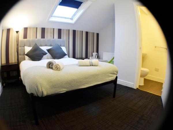 Queens Guesthouse Manchester : photo 9 de la chambre chambre double avec salle de bains privative