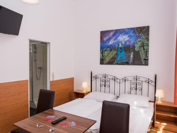 Pension Lehrerhaus : photo 4 de la chambre chambre double avec salle de bains privative