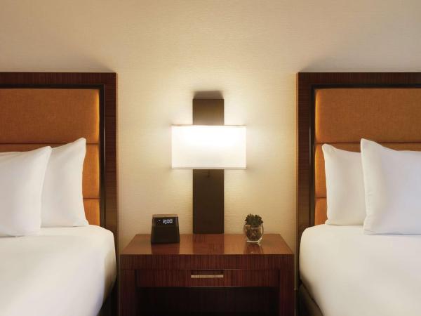 Hyatt Regency Phoenix : photo 8 de la chambre chambre avec 2 lits queen-size et douche accessible aux personnes à mobilité réduite