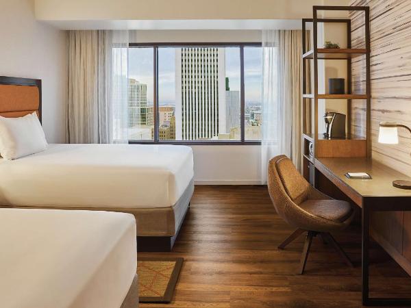 Hyatt Regency Phoenix : photo 9 de la chambre chambre avec 2 lits queen-size et douche accessible aux personnes à mobilité réduite