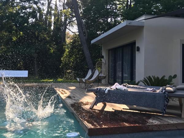 Maison La Roselière : photo 5 de la chambre suite - vue sur piscine 