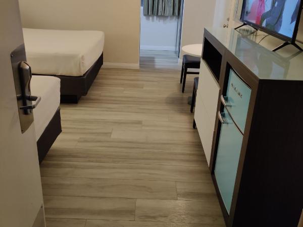 Kings Inn : photo 6 de la chambre chambre avec 2 lits - vue sur piscine