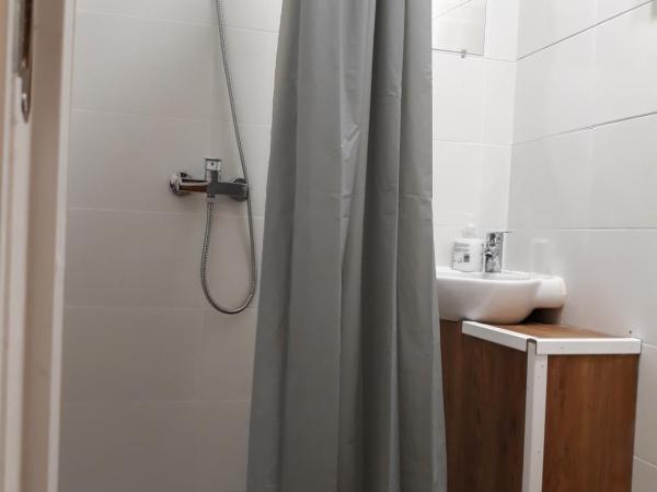 Waves Guesthouse : photo 1 de la chambre chambre lits jumeaux avec salle de bains privative