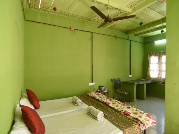 Sneh Deep Guest House : photo 3 de la chambre chambre double standard avec ventilateur