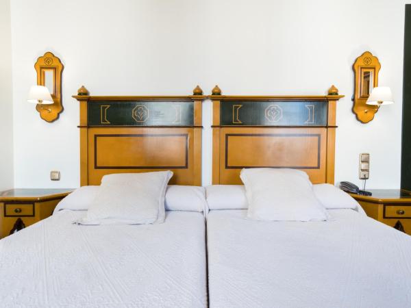Hotel Plaza Nueva : photo 4 de la chambre chambre lits jumeaux avec lit d’appoint - 301