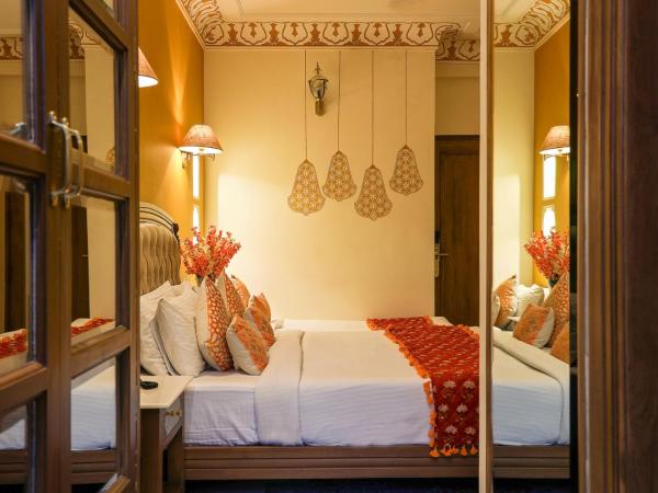 Laxmi Palace Heritage Boutique Hotel : photo 9 de la chambre royal room king size bed free pick up on arrival only from train or bus (8am-8pm)