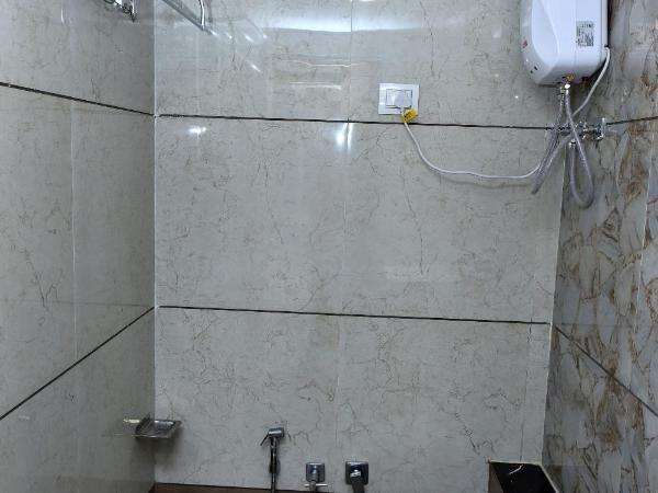 Hotel Royal King by Sky Stays : photo 4 de la chambre chambre triple classique