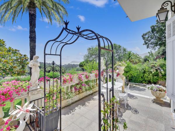 Le Château de Mei Lese : photo 5 de la chambre suite supérieure (3 adultes) avec balcon et vue sur la mer