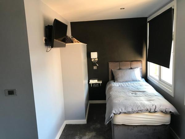 Cozy Rooms : photo 4 de la chambre chambre lits jumeaux avec salle de bains commune