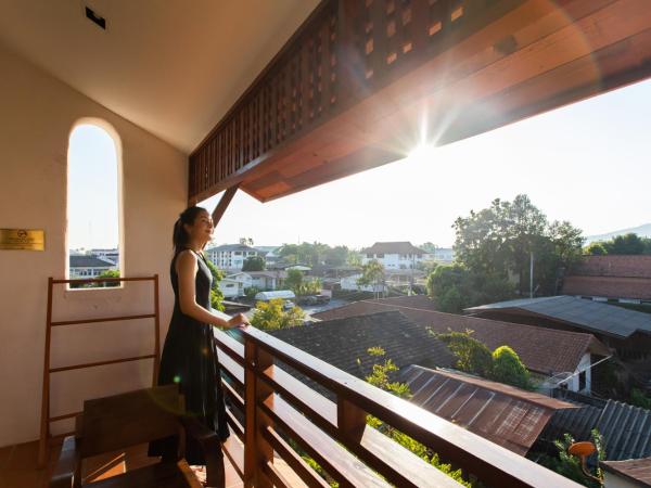 Phra Singh Village : photo 2 de la chambre grande suite familiale avec balcon