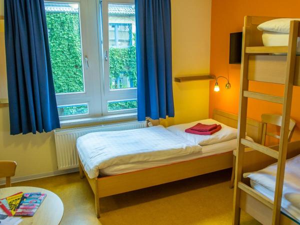 Schanzenstern Altona GmbH : photo 6 de la chambre chambre triple - accessible aux personnes à mobilité réduite