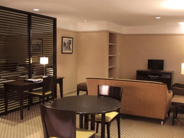 Pacific Regency Hotel Suites : photo 3 de la chambre hébergement 1 chambre lits jumeaux