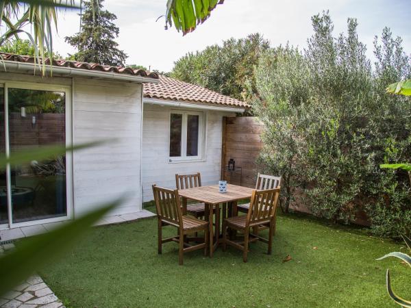 Maison d'hôtes L'îlot bambou : photo 1 de la chambre bungalow - vue sur jardin