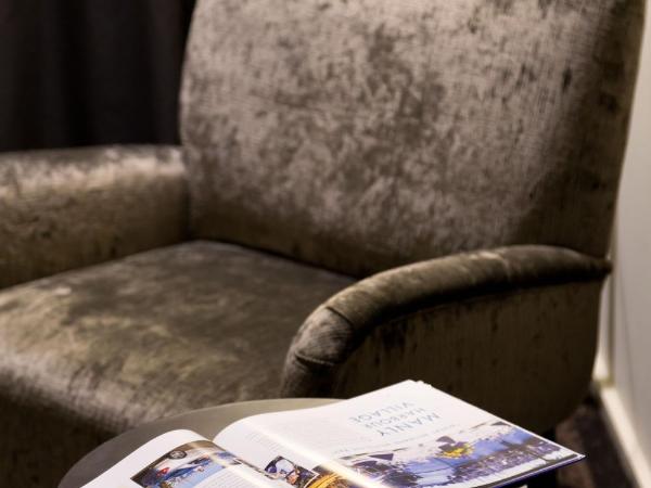 Glen Hotel and Suites : photo 5 de la chambre chambre lit king-size supérieure