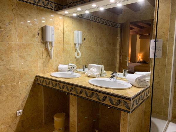 Kyriad Saumur Hyper Centre Hôtel Appartements et SPA soins Sothys Paris : photo 9 de la chambre grande chambre familiale (5 adultes)