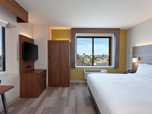 Holiday Inn Express Los Angeles LAX Airport, an IHG Hotel : photo 1 de la chambre suite lit king-size