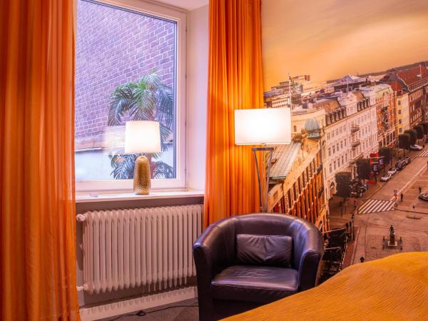 Dream - Luxury Hostel : photo 9 de la chambre chambre triple avec salle de bains commune