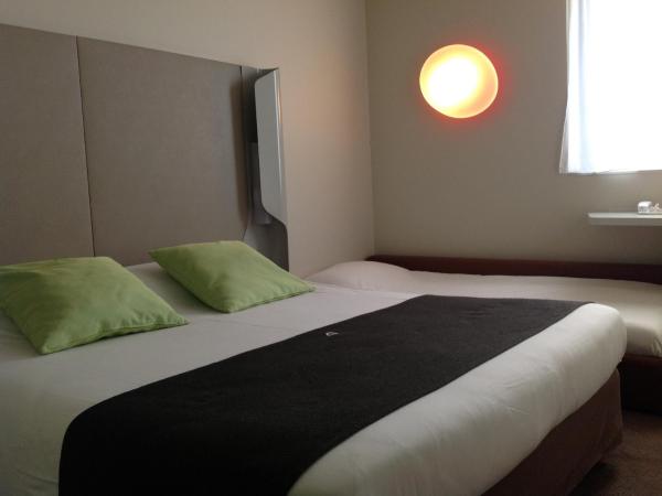 Campanile Carcassonne Est - La Cité : photo 3 de la chambre chambre triple supérieure - 1 lit double + 1 lit simple