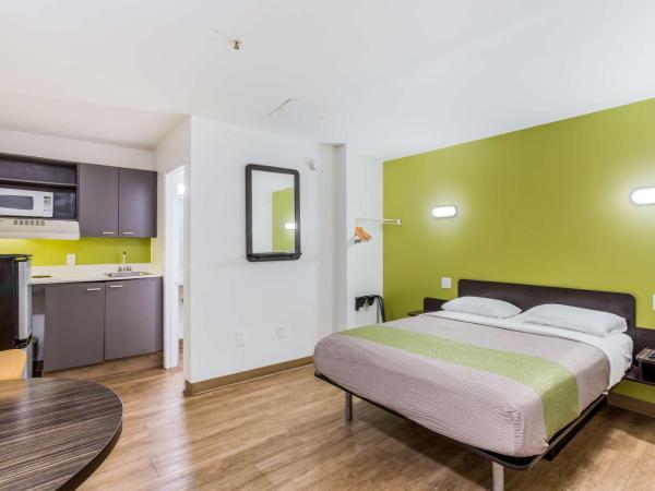 Studio 6-Jacksonville, FL - South : photo 7 de la chambre chambre lit queen-size deluxe - non-fumeurs