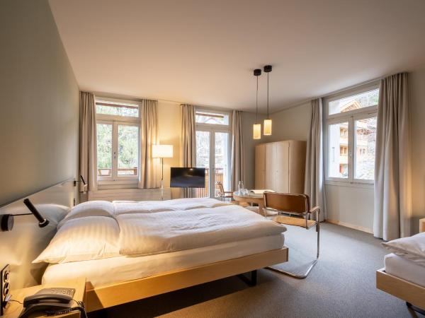 Hotel Alpenruhe - Vintage Design Hotel : photo 1 de la chambre chambre triple avec balcon et vue sur le jardin