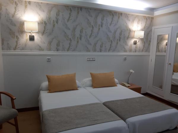 Hotel Almirante : photo 9 de la chambre chambre double ou lits jumeaux