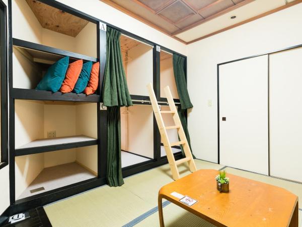 Tokyo Guest House Ouji Music Lounge : photo 6 de la chambre chambre quadruple avec salle de bains privative