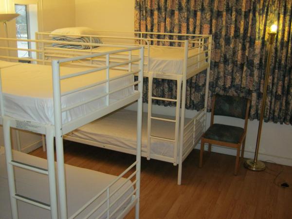 Kelowna Okanagan Lake Hostel : photo 3 de la chambre lit dans dortoir pour femmes de 8 lits