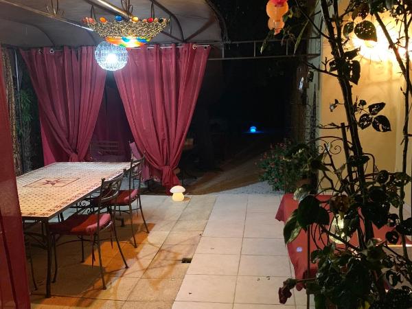 Gîte Aux Amandiers : photo 3 de la chambre chambre lit king-size - vue sur jardin