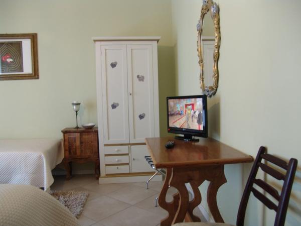 B&B Il Fragolo : photo 4 de la chambre chambre triple avec salle de bains privative séparée