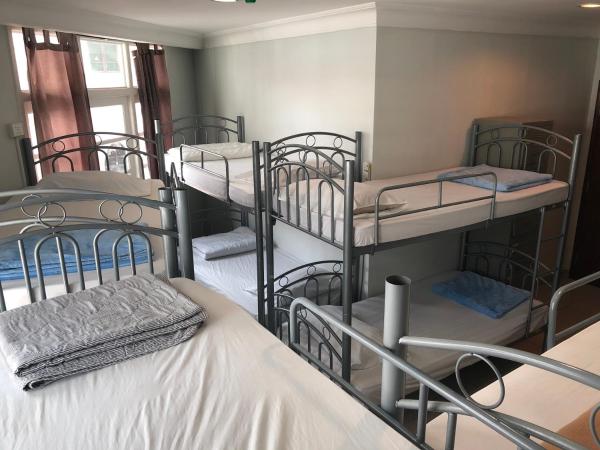 Snooze Inn @Dickson Road : photo 5 de la chambre chambre familiale 10 lits avec salle de bains privative