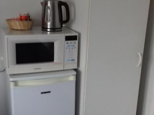 Hostel Pension Tivoli : photo 9 de la chambre chambre simple avec toilettes et douche communes