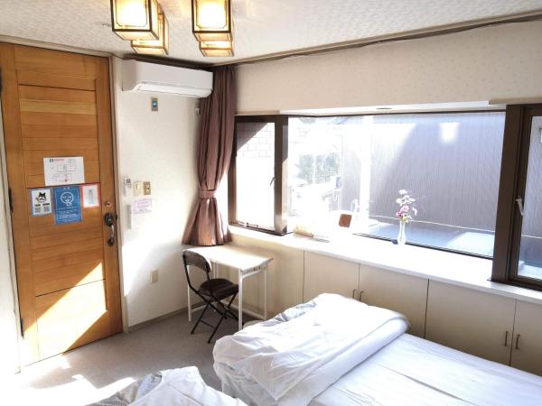 Tiny GuestHouse Umekoji 梅小路 : photo 5 de la chambre chambre lits jumeaux standard avec salle de bains commune
