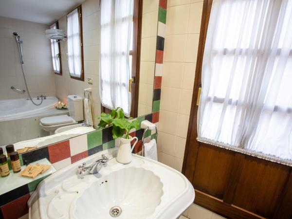 Hotel Palacio De La Viñona : photo 8 de la chambre chambre quadruple