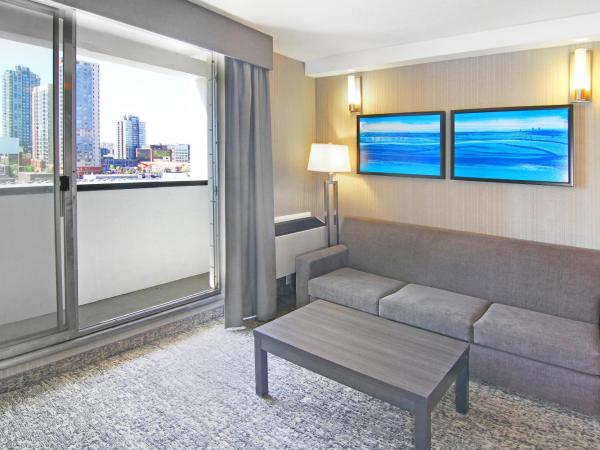 Holiday Inn Express and Suites Calgary, an IHG Hotel : photo 3 de la chambre suite deluxe avec lit king-size