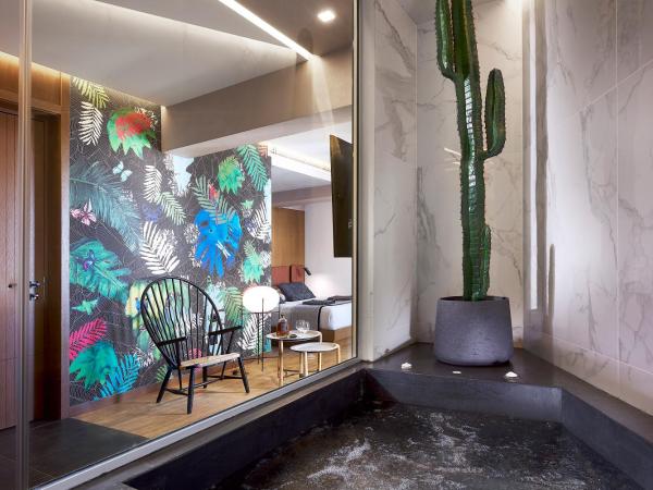 Dyo Suites : photo 9 de la chambre suite deluxe avec jacuzzi intérieur - vue sur mer