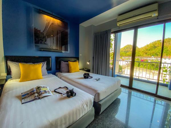 Sino Inn Phuket Hotel - SHA Plus : photo 1 de la chambre chambre double ou lits jumeaux supérieure avec balcon