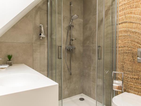 Royal Hill Residence : photo 7 de la chambre studio - split level with mountain view (3 adults)