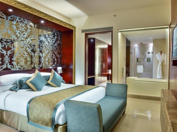 Crowne Plaza Ahmedabad City Centre, an IHG Hotel : photo 5 de la chambre suite 1 chambre lit king-size - Étage club