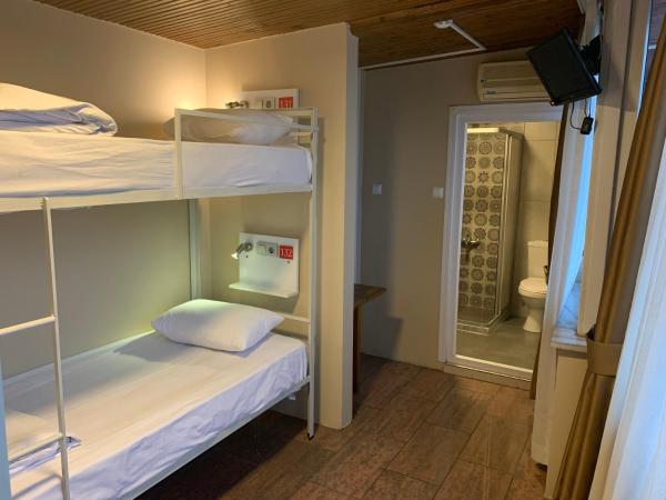 Antique Hostel : photo 1 de la chambre lit dans dortoir mixte de 4 lits avec vue sur la mer