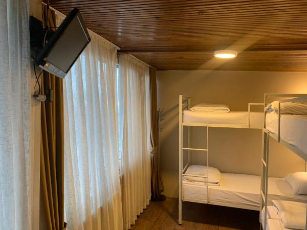 Antique Hostel : photo 2 de la chambre lit dans dortoir mixte de 4 lits avec vue sur la mer