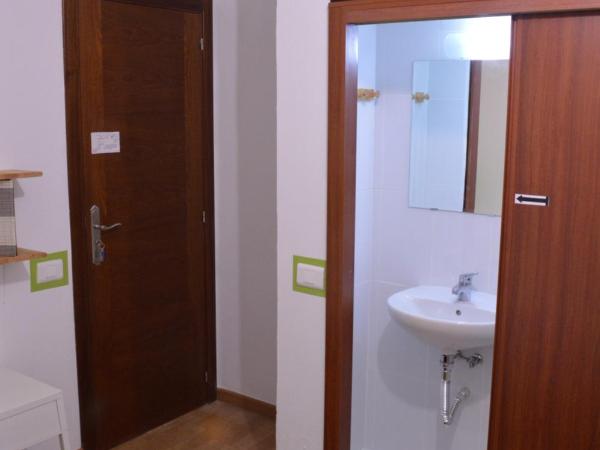 ArArAt Hostel : photo 10 de la chambre chambre double standard avec salle de bains commune