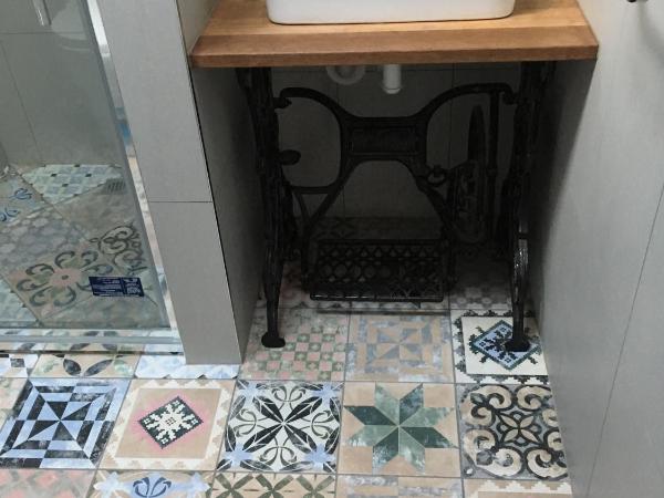 Assemblage Boutique Art B & B : photo 4 de la chambre chambre lit queen-size avec salle de bains commune