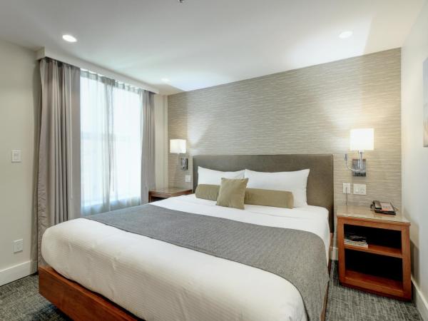 Strathcona Hotel : photo 4 de la chambre suite lit king-size - vue sur ville