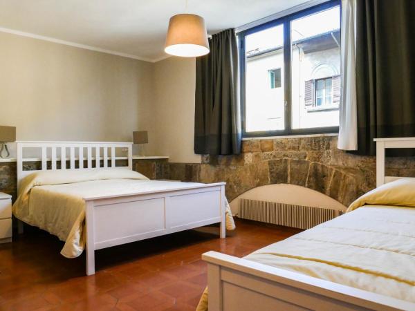 Gialel Pisa Guest House : photo 1 de la chambre chambre triple avec salle de bains privative