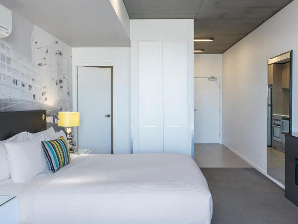 Oaks Melbourne on William Suites : photo 7 de la chambre studio apartment with park view & balcony - no housekeeping