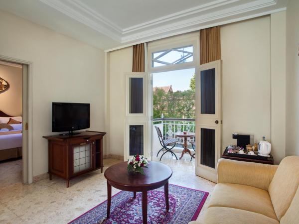 The Phoenix Hotel Yogyakarta - Handwritten Collection : photo 2 de la chambre suite lit king-size legendary