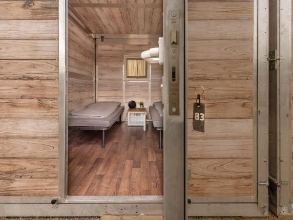 Hannover Messe Camp : photo 10 de la chambre chambre avec 2 lits simples et salle de bains commune