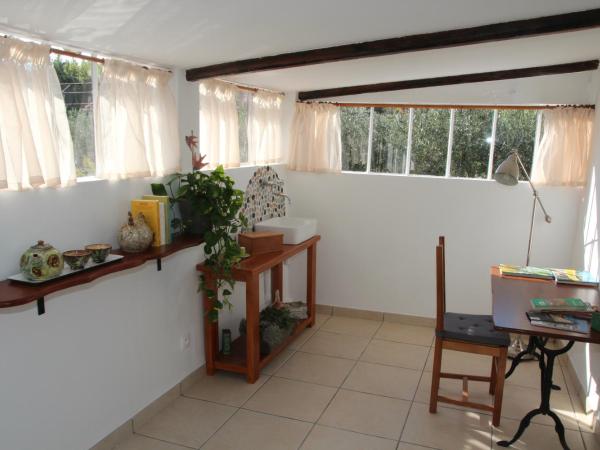 le cabanon de l'olivette : photo 4 de la chambre chambre double - vue sur jardin