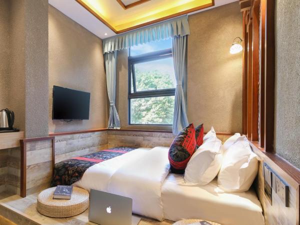 Zou Qu Ye Travel Hotel : photo 1 de la chambre chambre lit queen-size - vue sur jardin