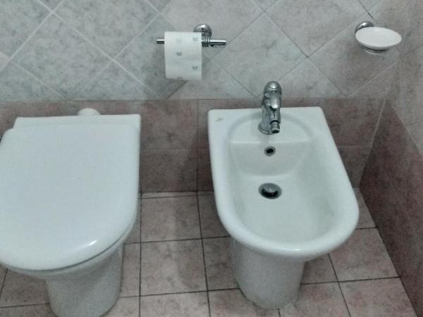 Crispi Accomodation : photo 5 de la chambre chambre familiale avec salle de bains privative